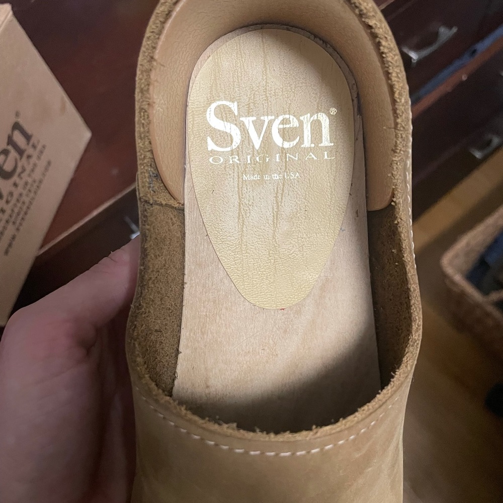 Size 40 (9) tan suede brand new clogs. Beautiful khaki-like color.